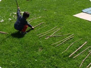 enfant faisant une échelle avec des bâtons